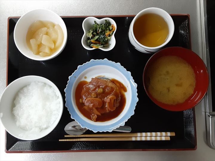ご飯とおかず類が並べられている施設内で出されるメニューの一例
