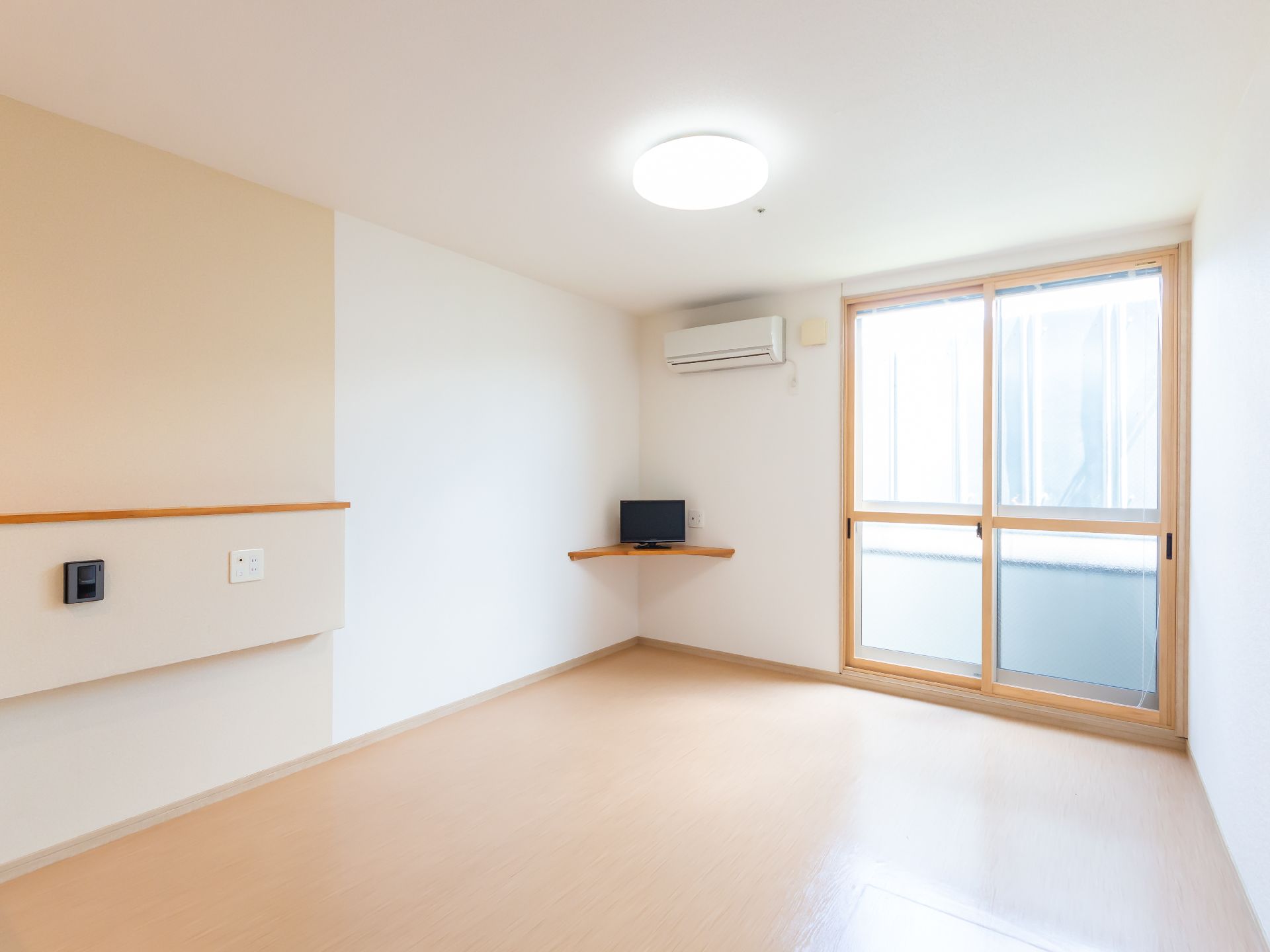 何も置かれていない白い壁の部屋