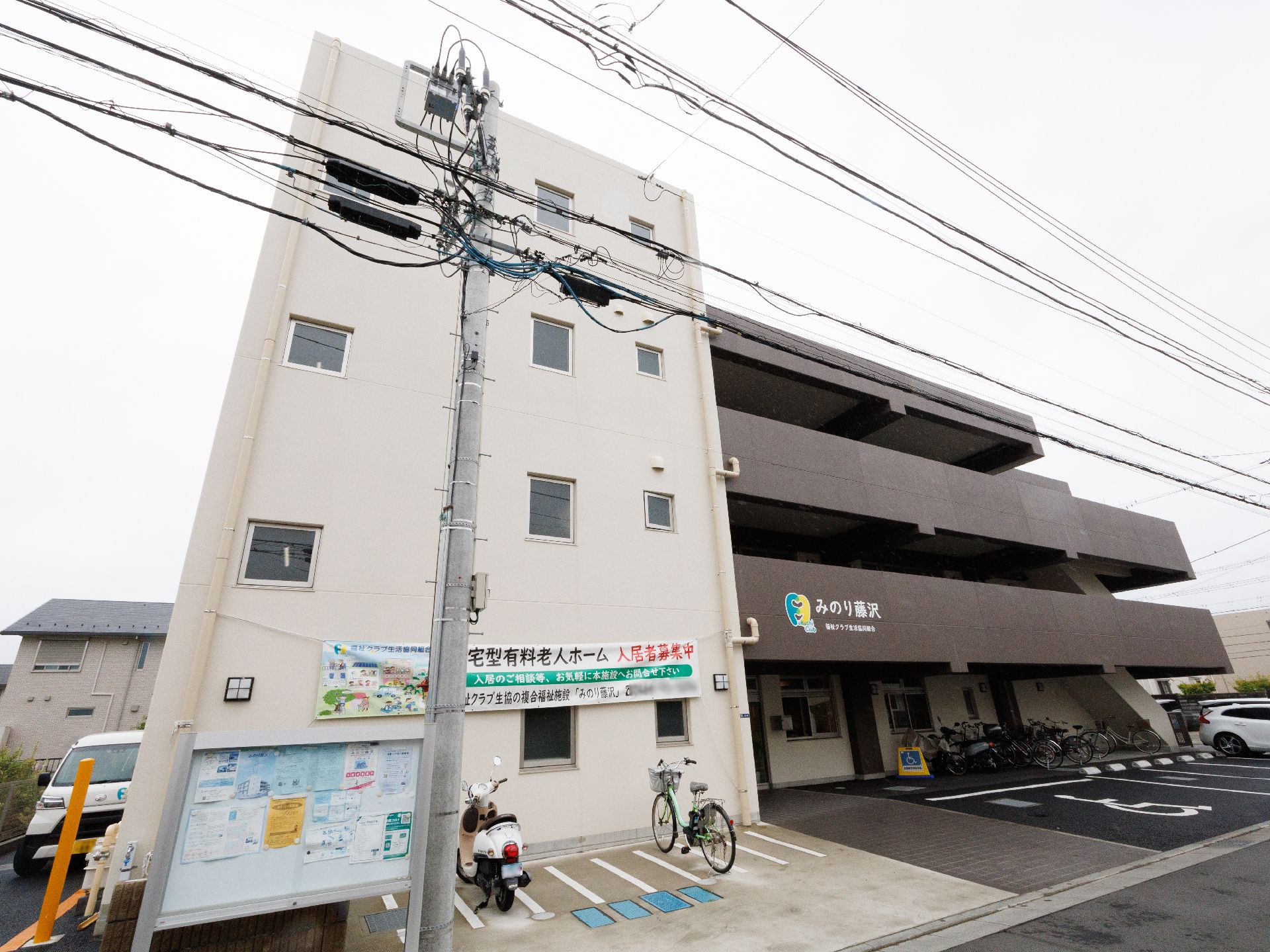 器具を使ってリハビリをする高齢女性と指導をする理学療法士の男性