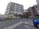 明るく清潔な介護施設の外観