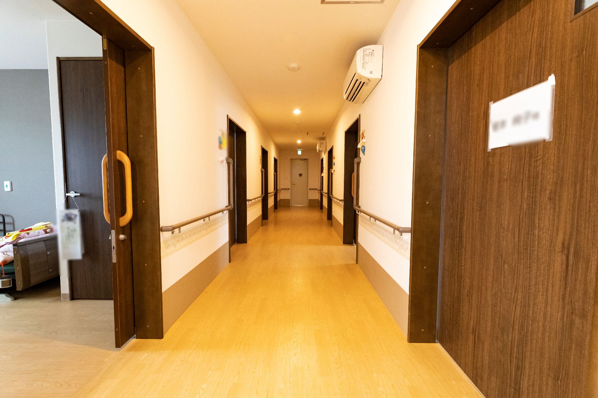 壁に手すりが設置され、床には段差がいっさいない廊下
