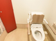 介護施設の清潔なトイレの内部