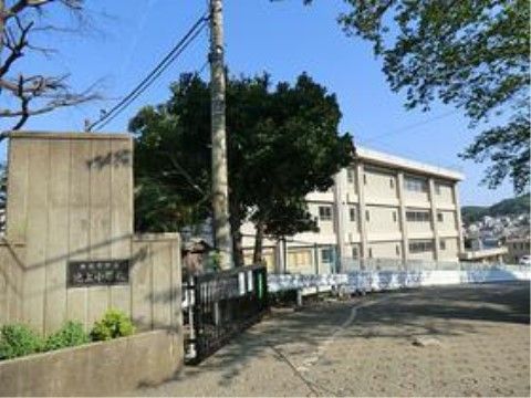 ラ・ナシカ よこすかの周辺環境。住宅街にある為に小学校が近くに立地している。