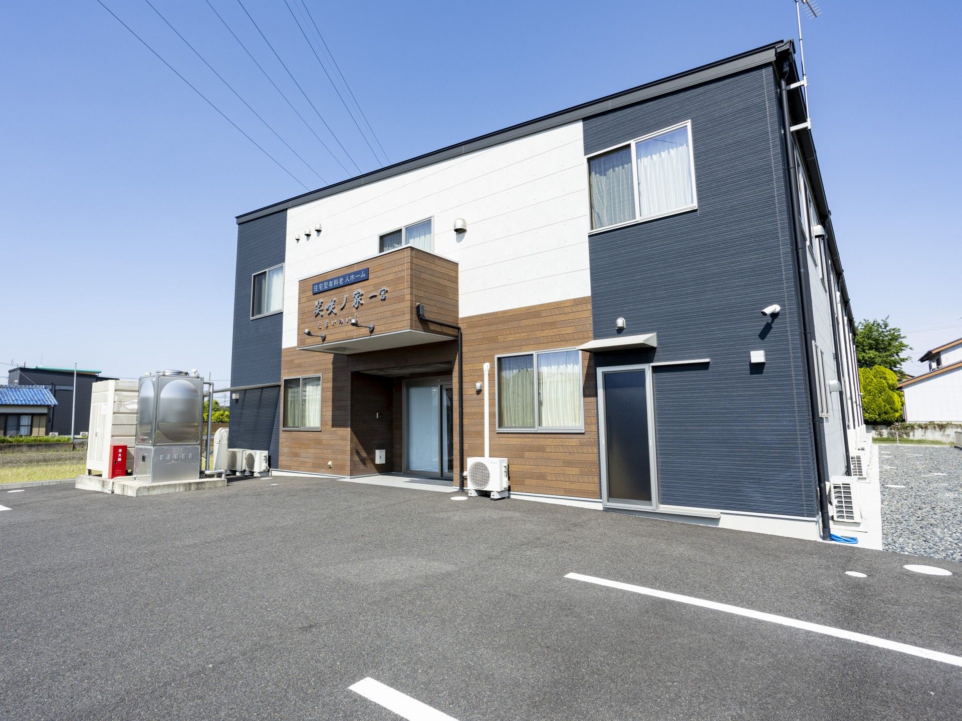 落ち着いた外観の建物