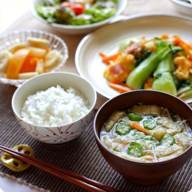 オクラと揚げの味噌汁とサラダやデザートのセット
