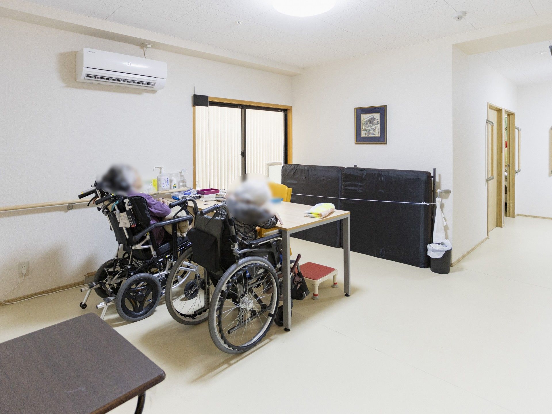 車椅子の方がいる部屋