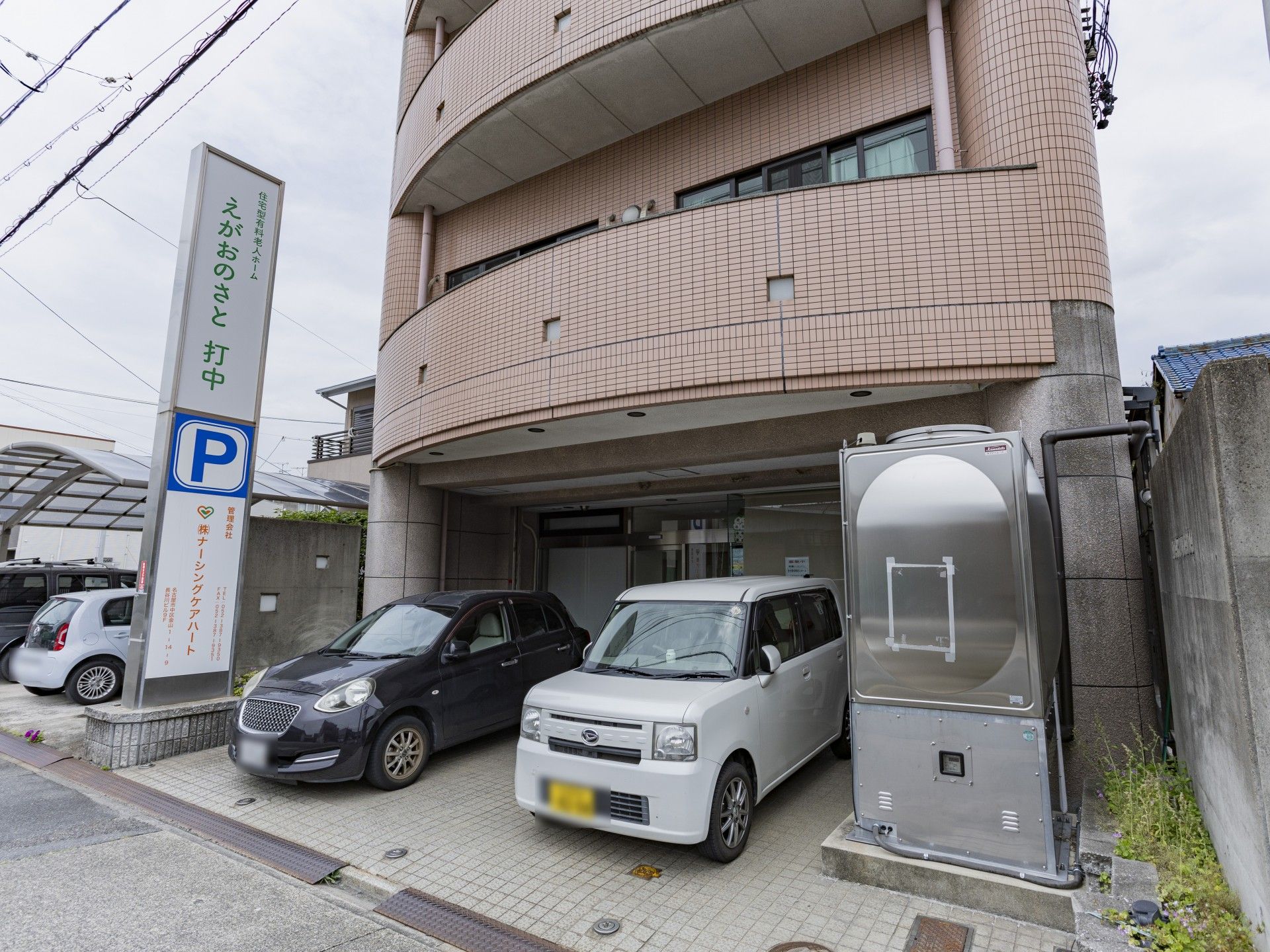 駐車場のある建物外観