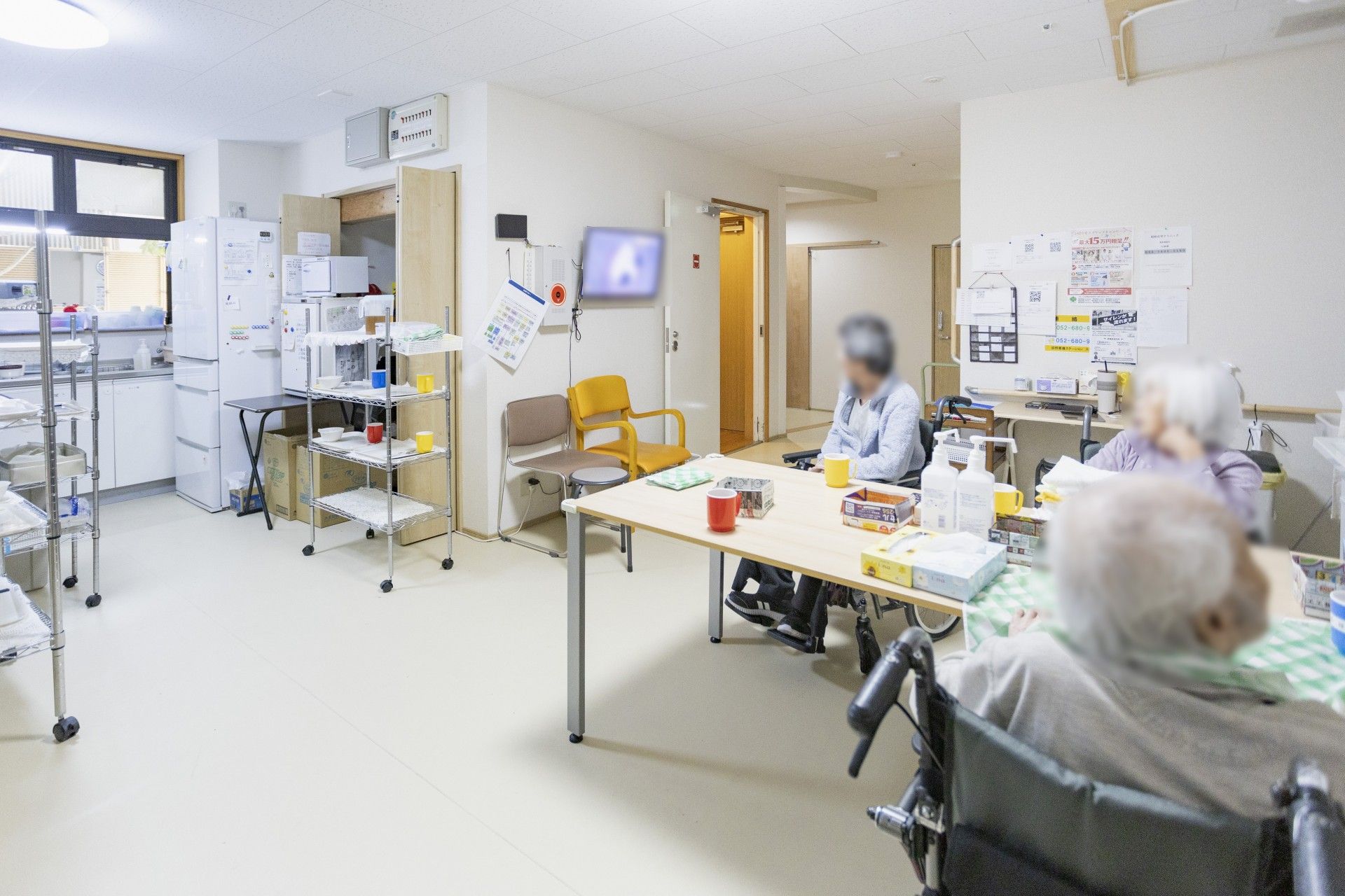 談笑するテーブル周辺