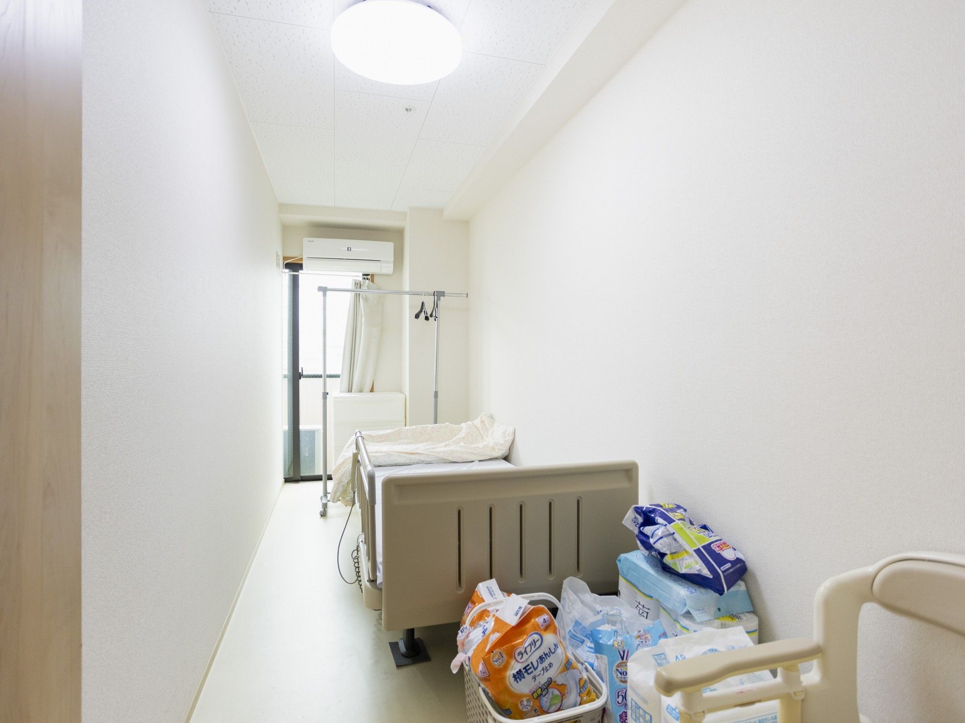 ベッドと日用品のある部屋