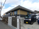 静かな住宅街の施設外観