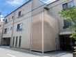 笑顔で話す高齢女性と女性ケアマネジャー