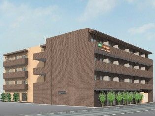 青い空の下に建っている4階建ての建物はブラウン系でまとめられ、落ち着いた雰囲気。外壁には住宅名が書かれ、各フロアにベランダがある。