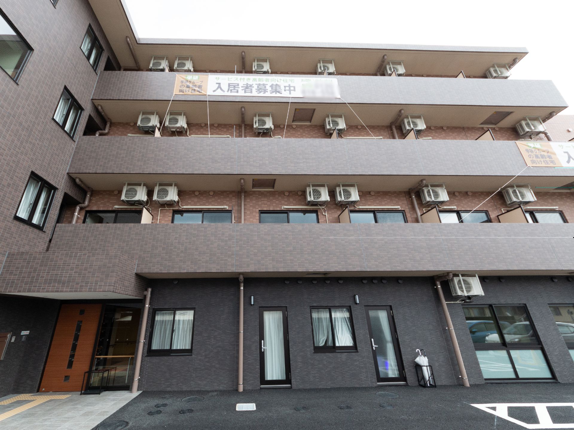 外壁がシックな色合いで高級マンションのような雰囲気がある外観
