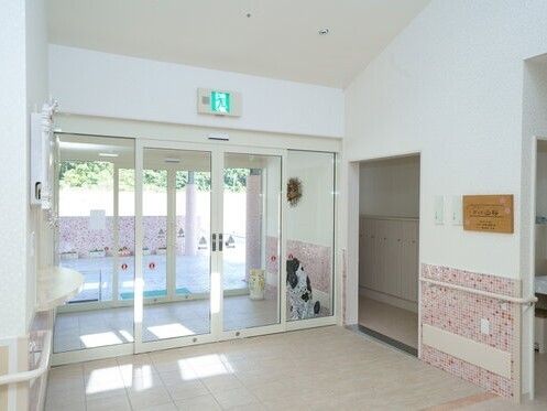 風除室が設置されたエントランス。自動ドアが設置され、館内には手すりが付いている。
