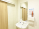 介護施設の明るい清潔なトイレ空間
