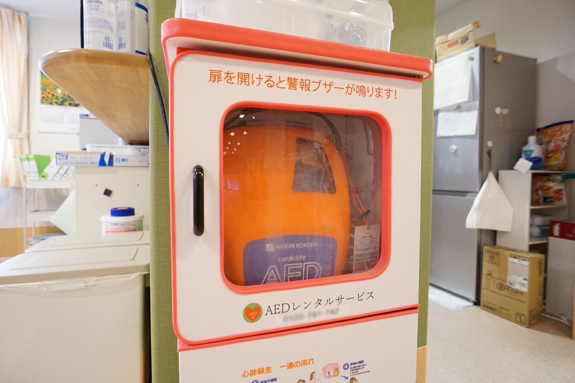 車椅子に座っている高齢女性と隣で寄り添う女性ヘルパー
