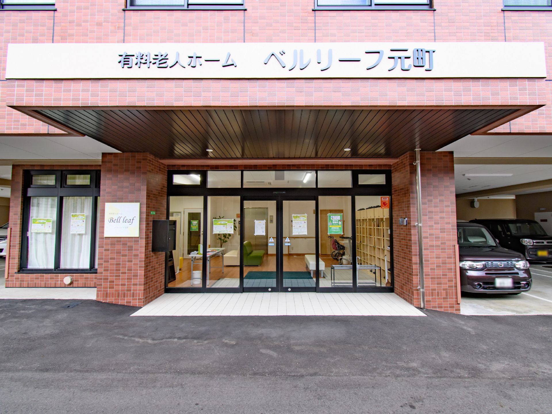 器具を引っ張りリハビリをする高齢女性と理学療法士