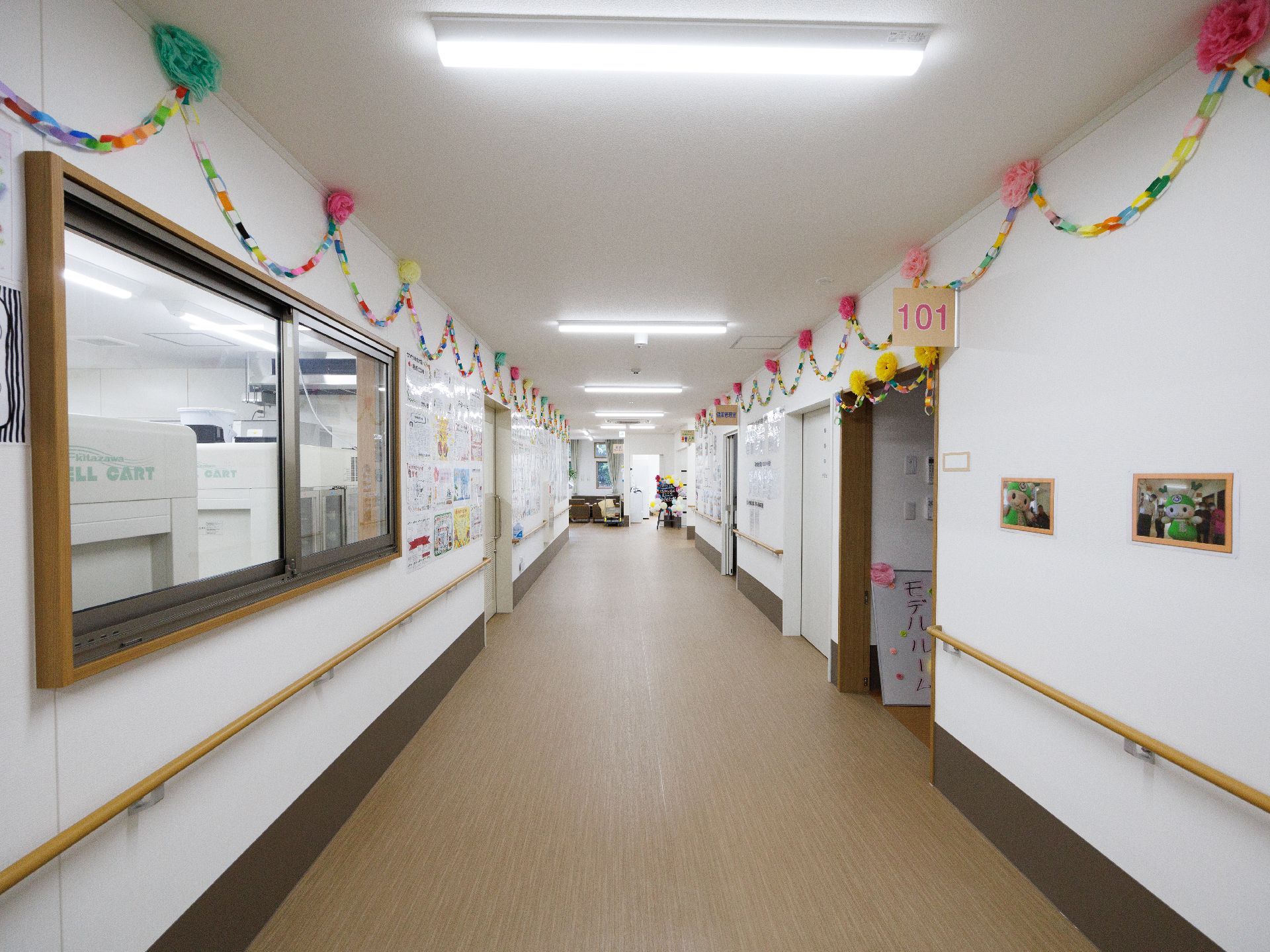 手すりを備えた廊下