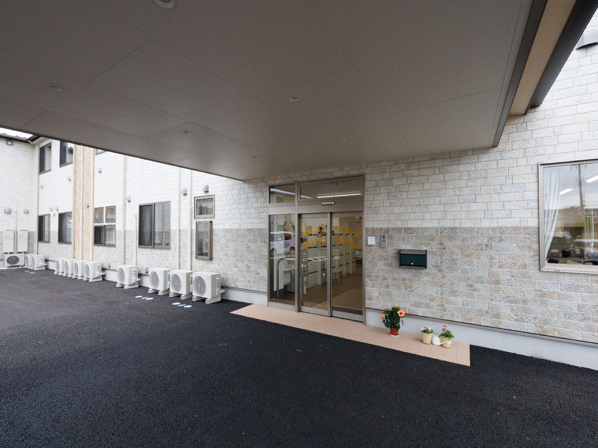 大きな屋根を取り付けた玄関