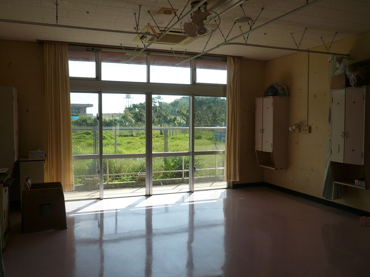 広々とした明るい部屋