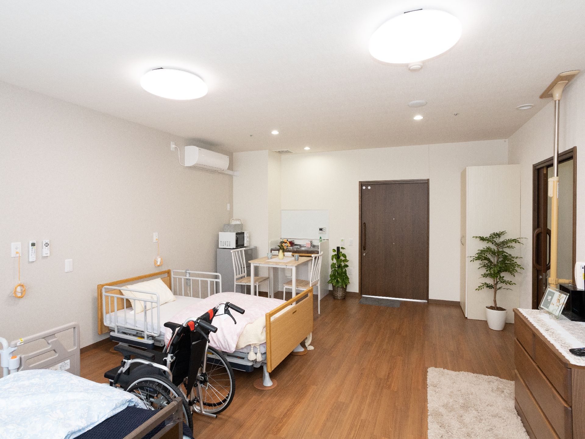大きなベッドを2つ置いても狭さをまったく感じない夫婦2人用の部屋