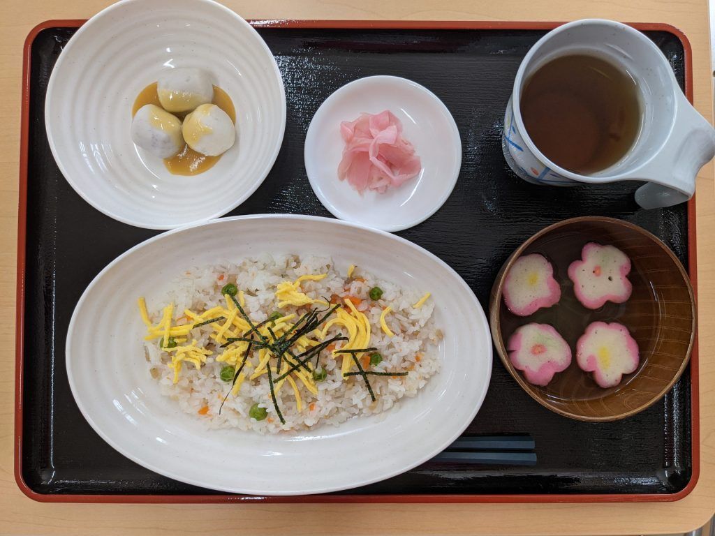ちらし寿司と里芋の煮物や吸い物
