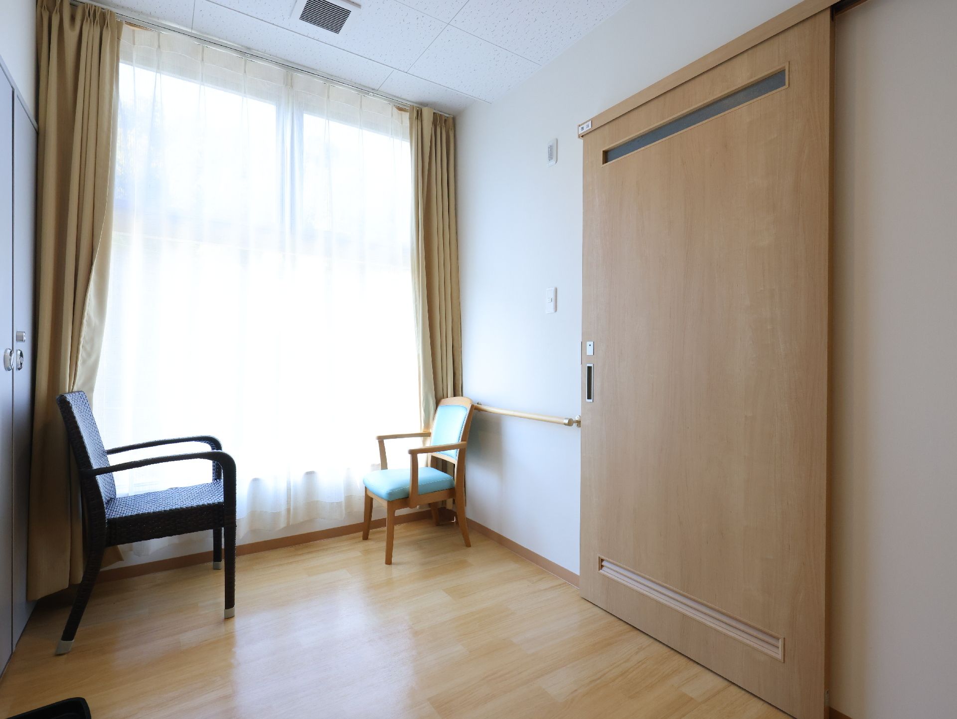 バリアフリー化され、段差がなく手すりが取り付けられている廊下
