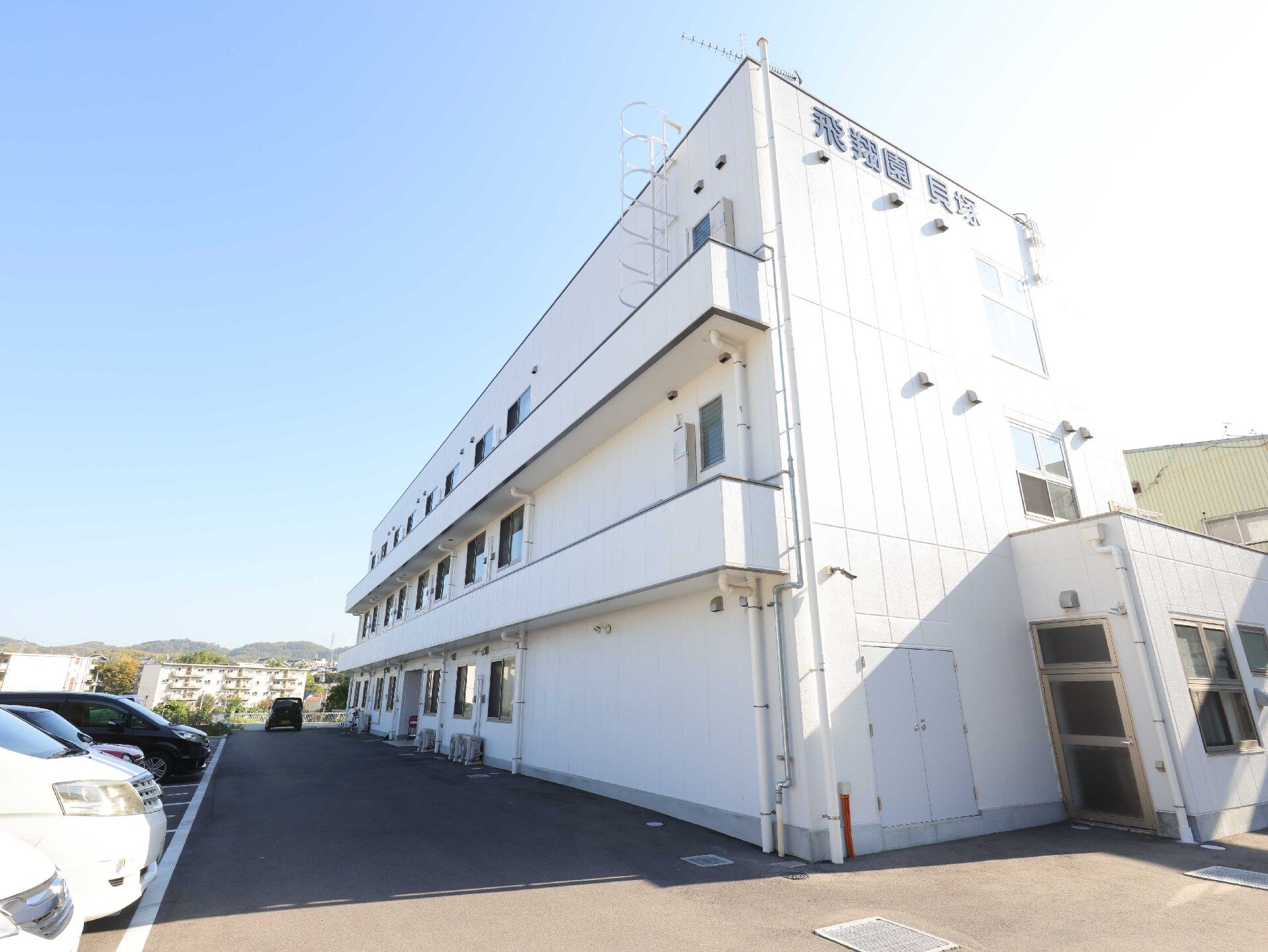 駐車場付近から見た、介護施設全体の外観