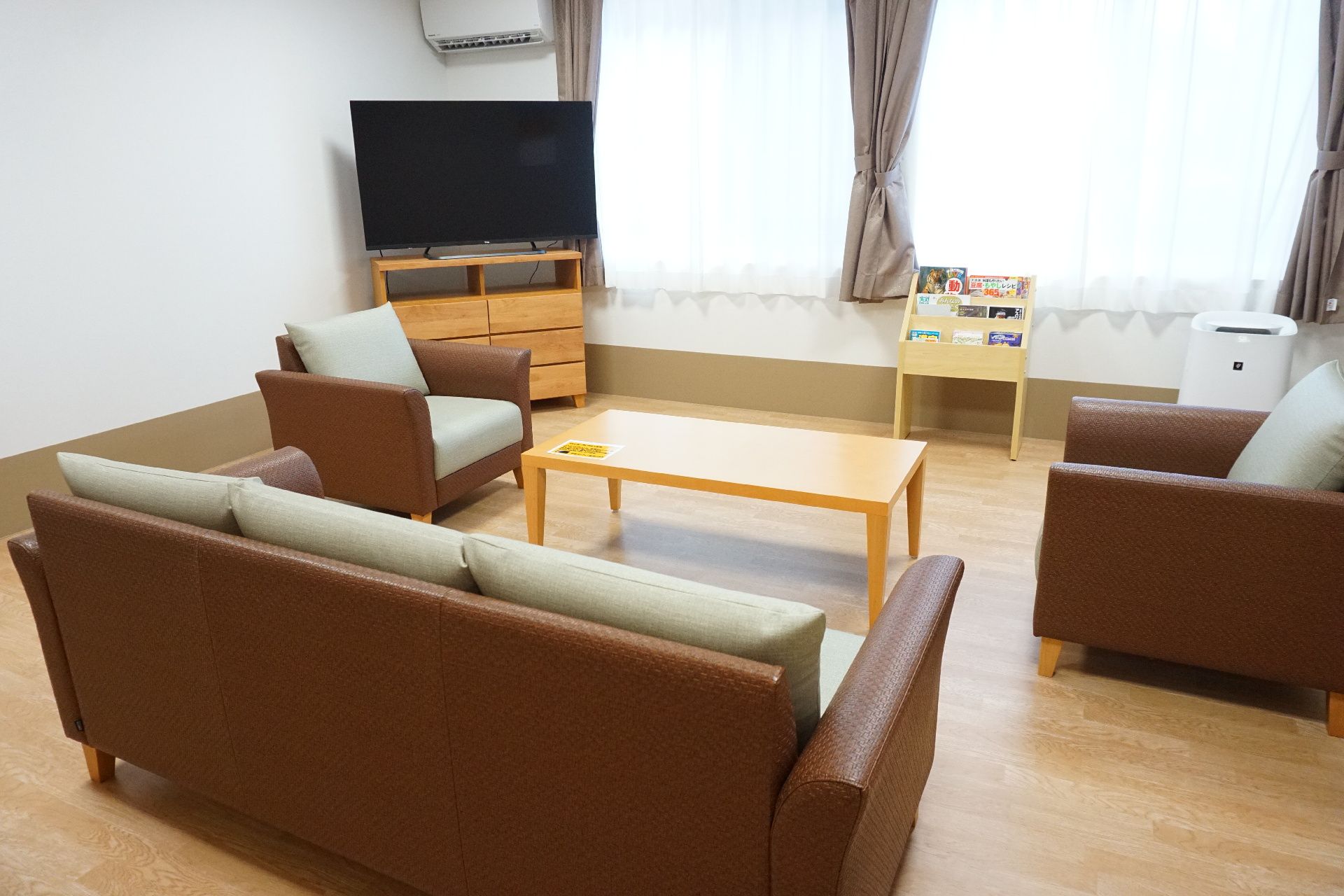 大きなテレビが設置され、ソファも置かれている共有スペース