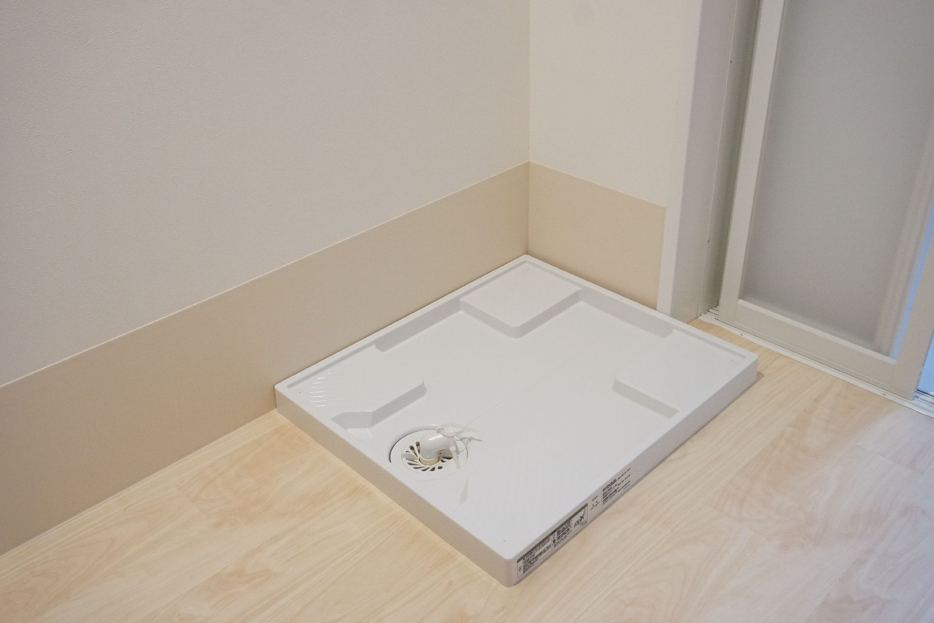 専用の排出口が付いた入居者が設置できる洗濯機の設置台