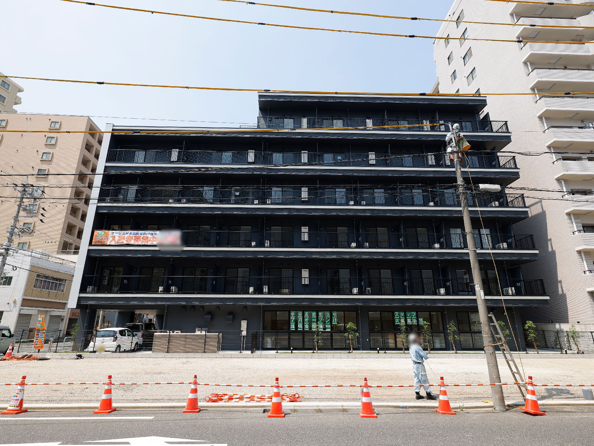 黒くて目立つ外壁になっていて、遠くからでも施設の場所がわかる外観