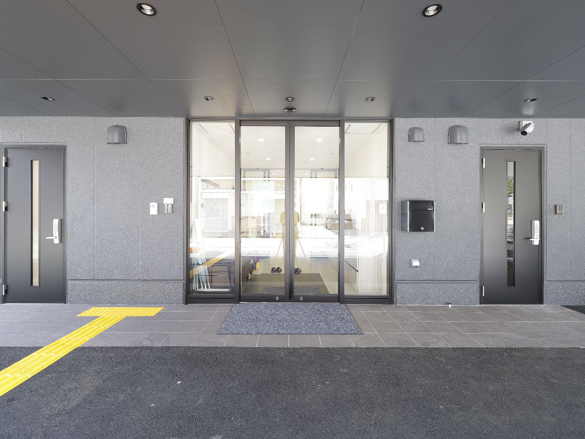 転倒の原因となるような段差は無く、点字ブロックが敷かれている玄関付近