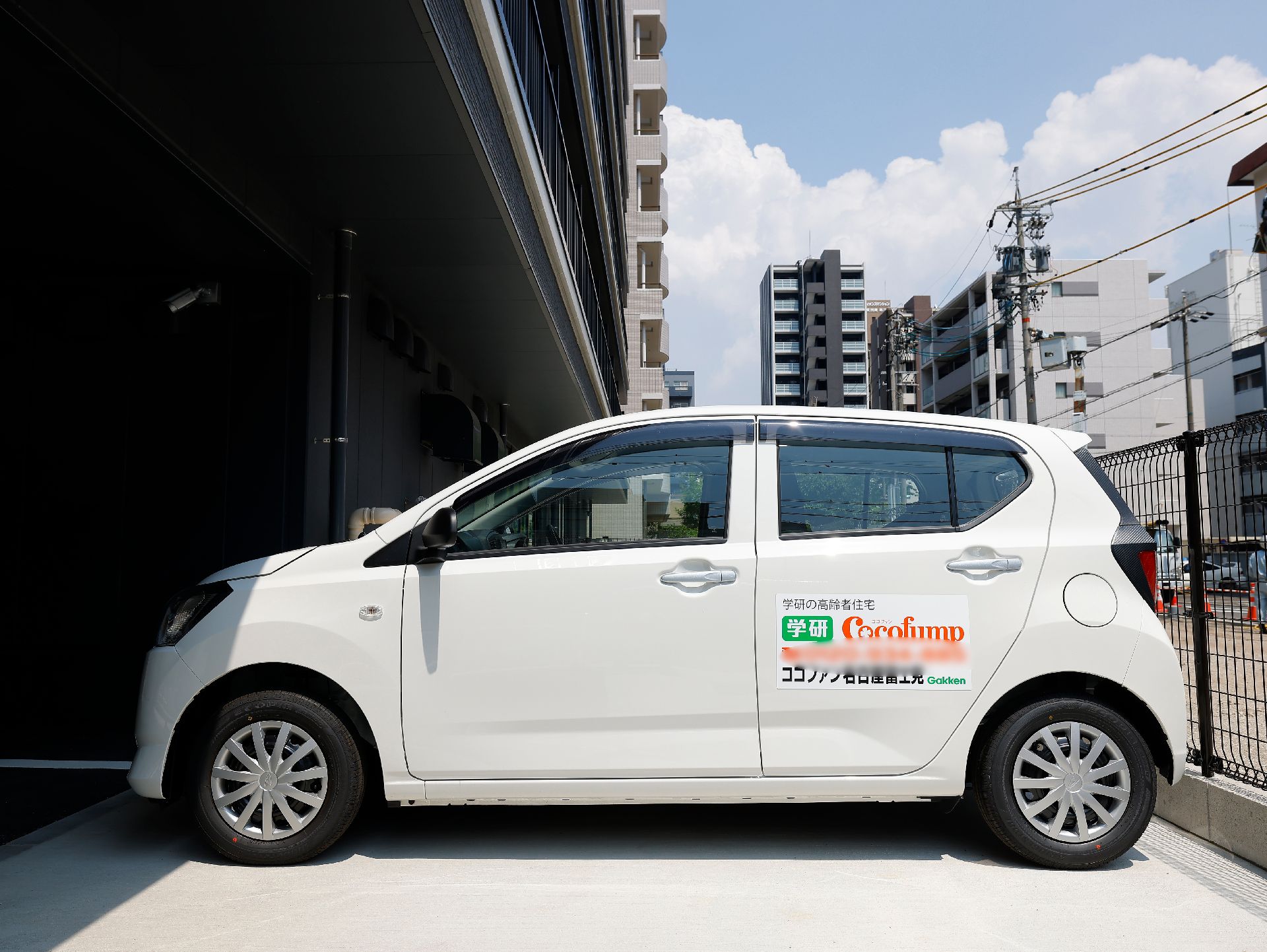 敷地内の駐車場に止められている、施設で使用している自動車