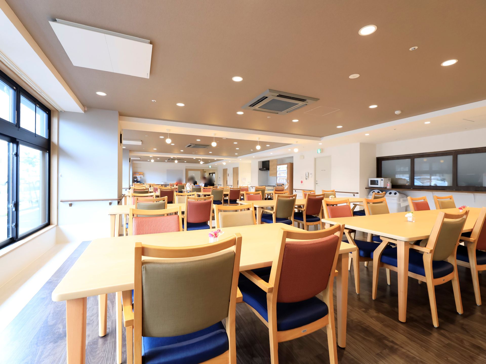 窓が多く設置され、陽光がたっぷりと降り注いでいる食堂