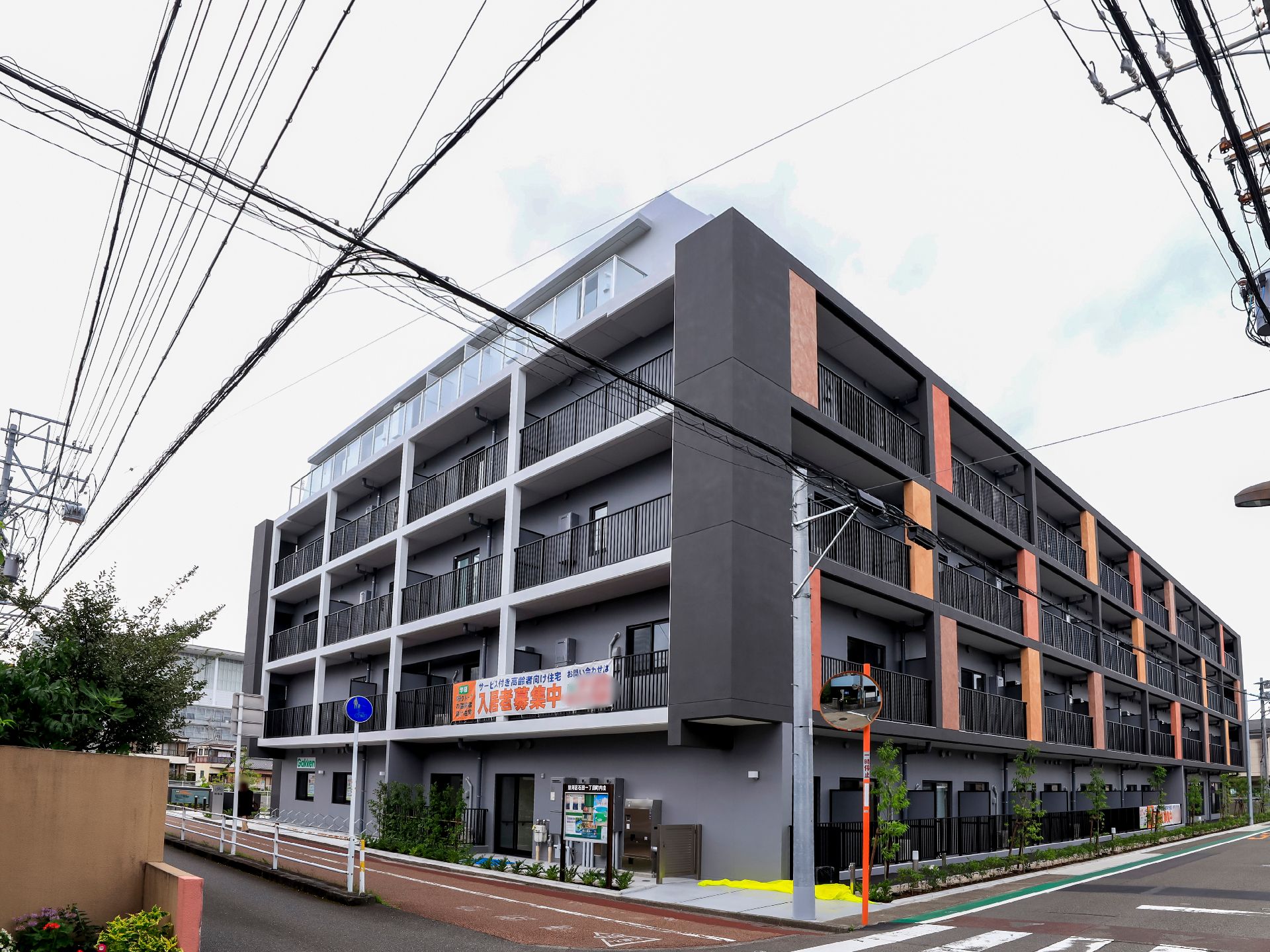 お洒落な色合いで、一見老人ホームに見えないモダンな外観