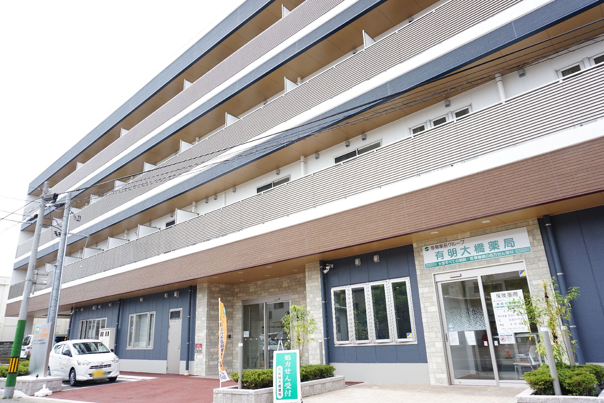 白や茶色を基調とした色で、お洒落感がある施設の外観