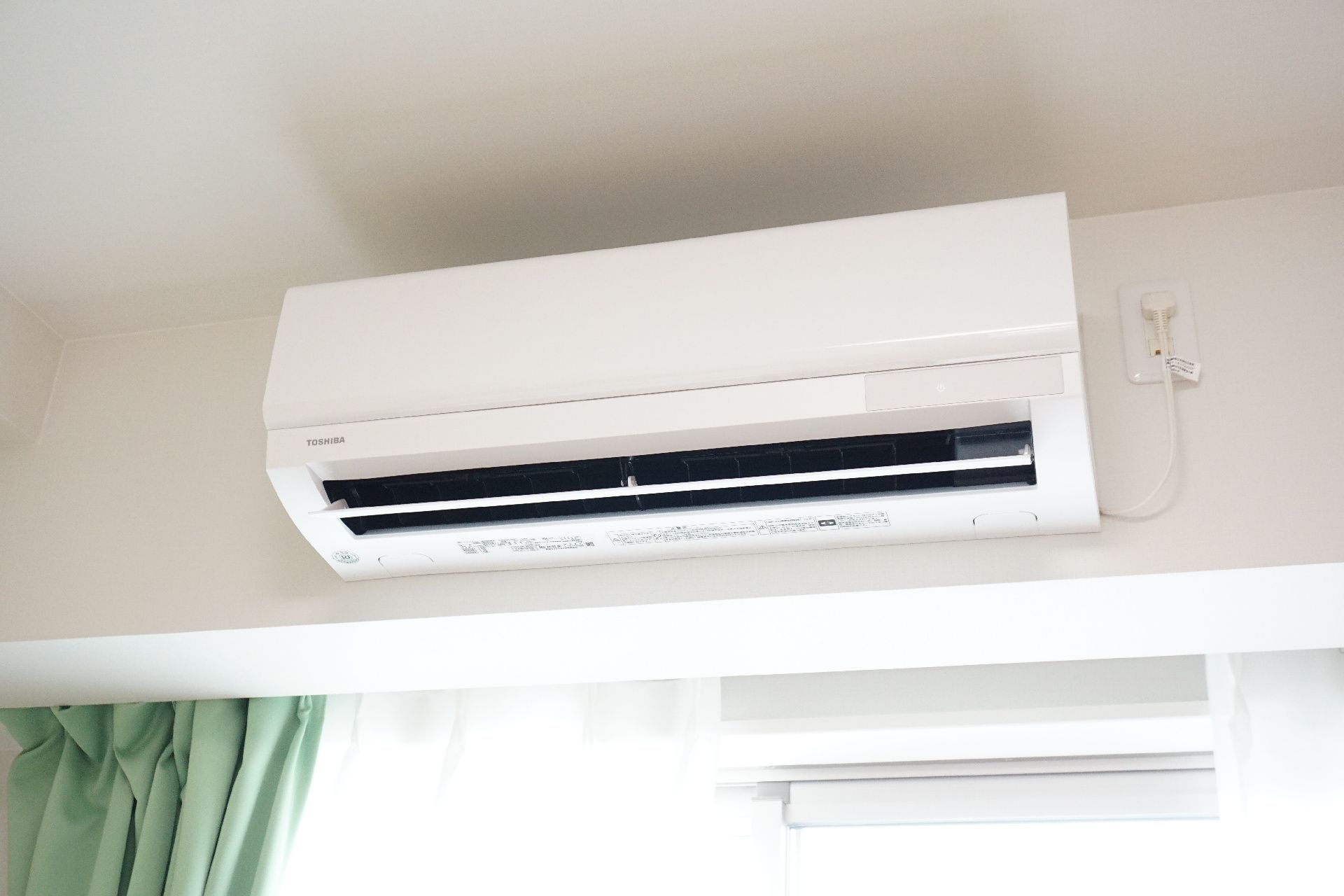 居室内の室温を調整し、夏は涼しく、冬は暖かくしてくれるエアコン