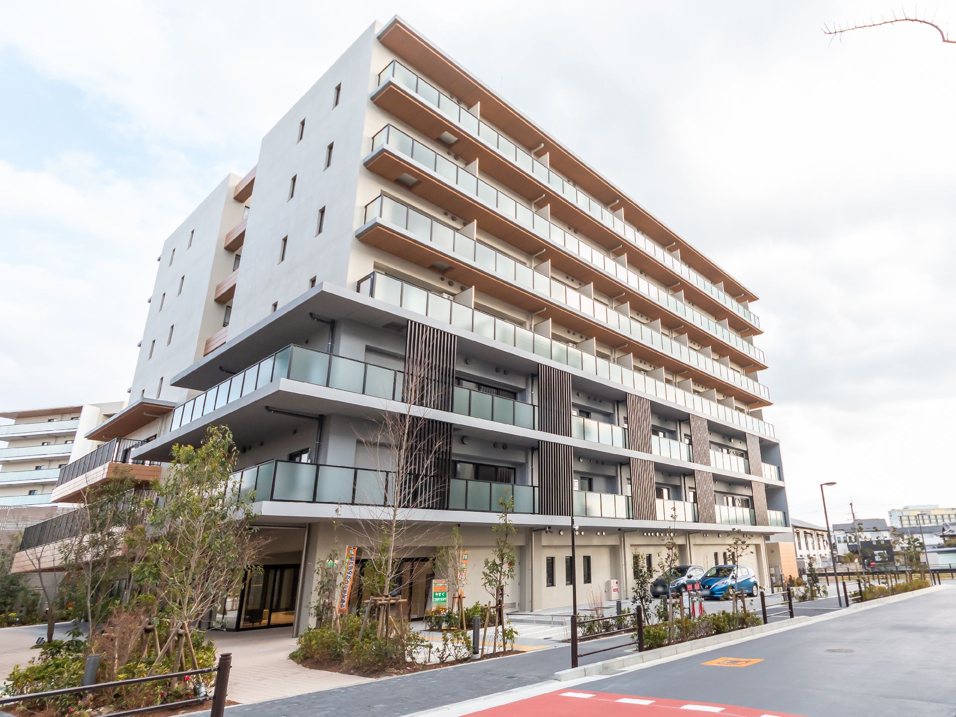 滑り止めが設置され、壁に手すりが行き渡っている階段