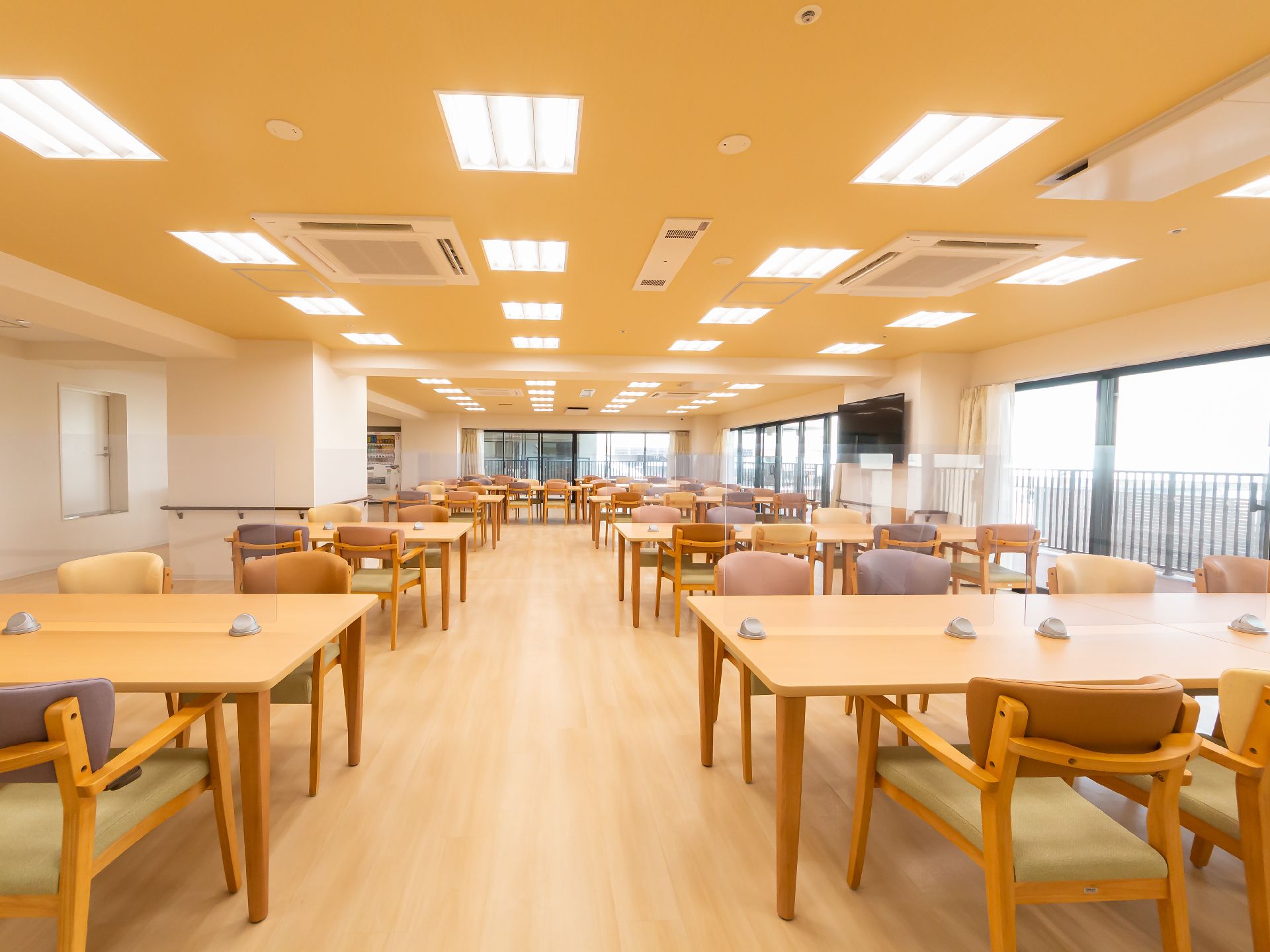 バリアフリー化されて壁に手すりが設置されているトイレ