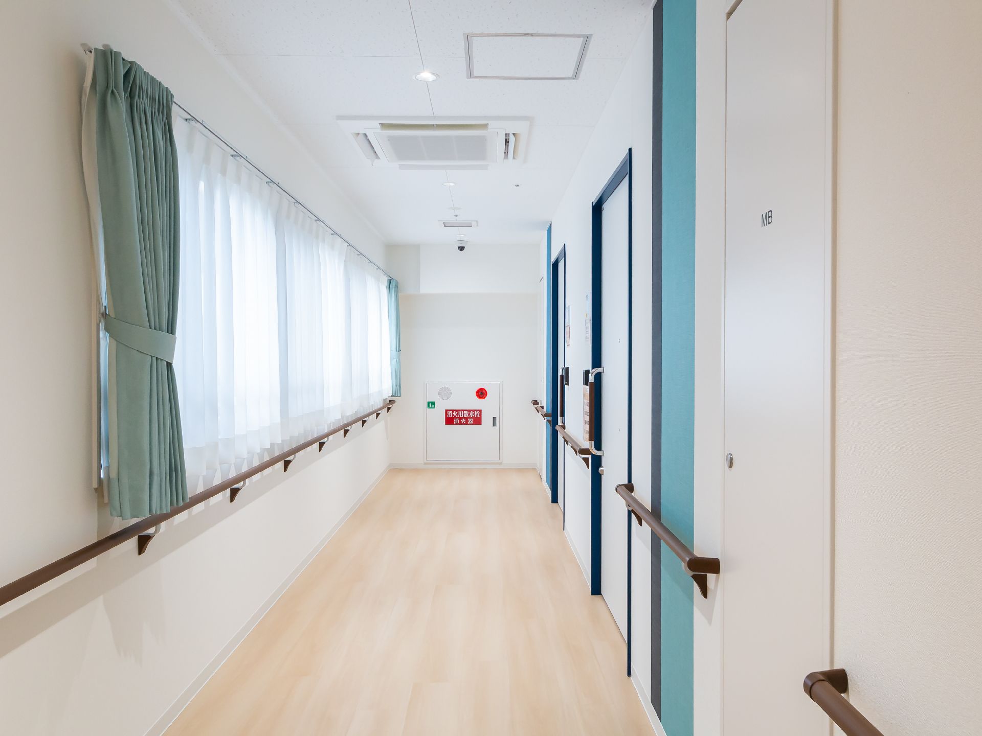 自宅から持ってきた洋服を掛けることができる居室のクローゼット