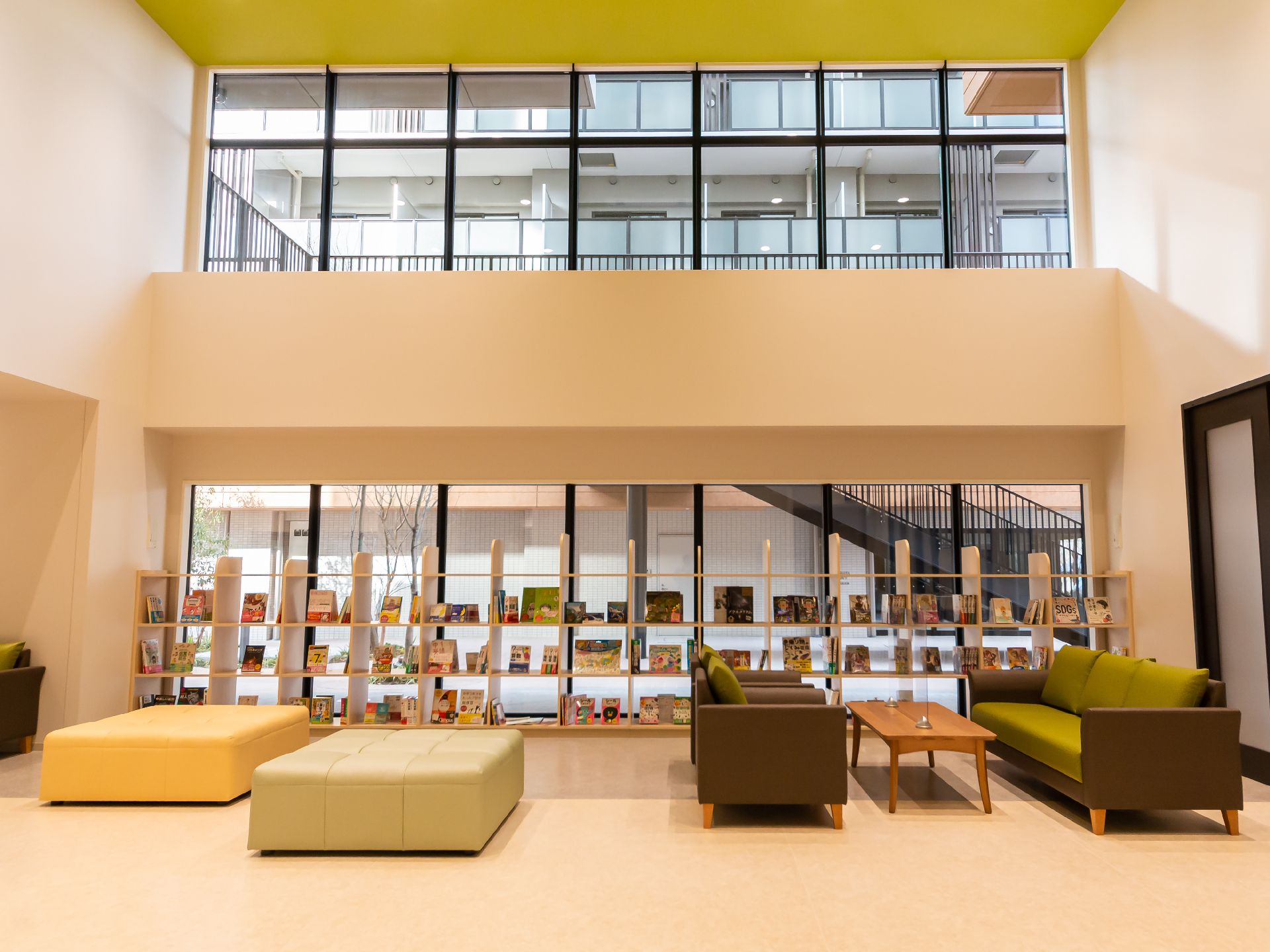 手すりと洗面台が設置されているトイレ