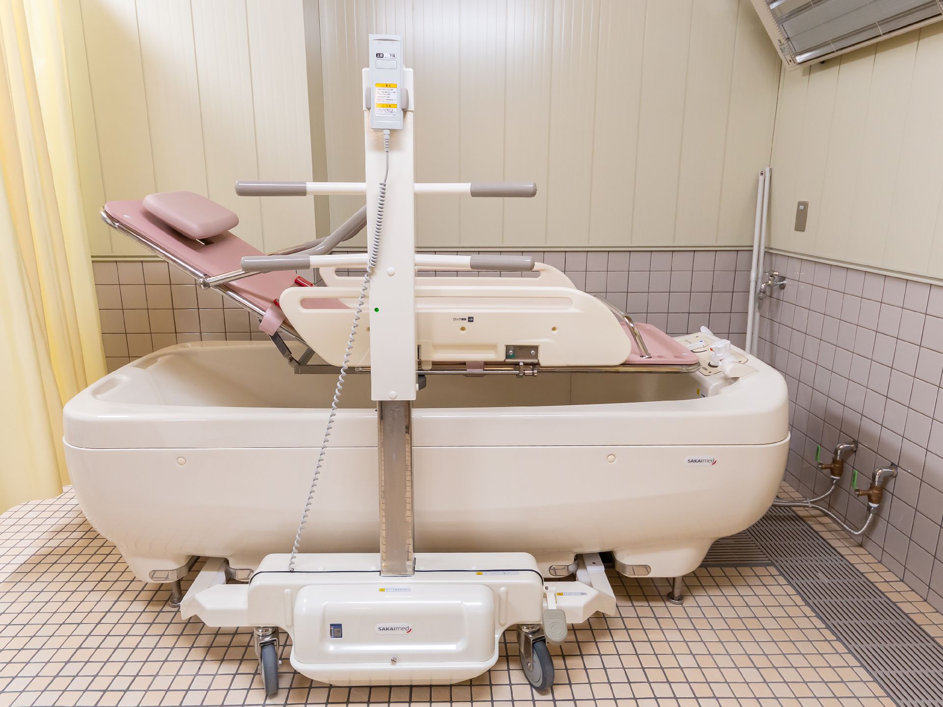 手すりが取り付けられ、高齢者に配慮された廊下