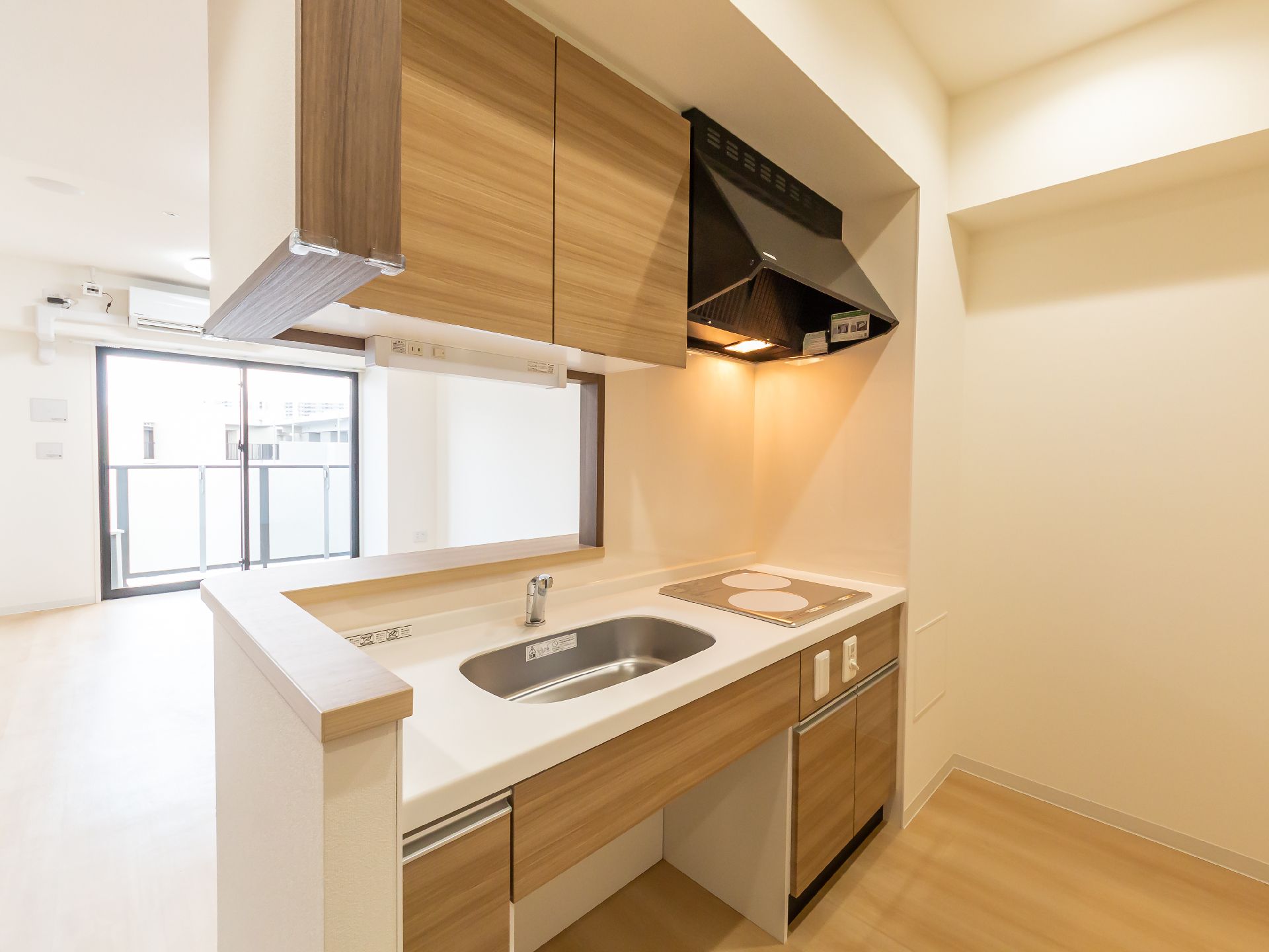 バリアフリーが完備され、機械浴も設置されている浴室