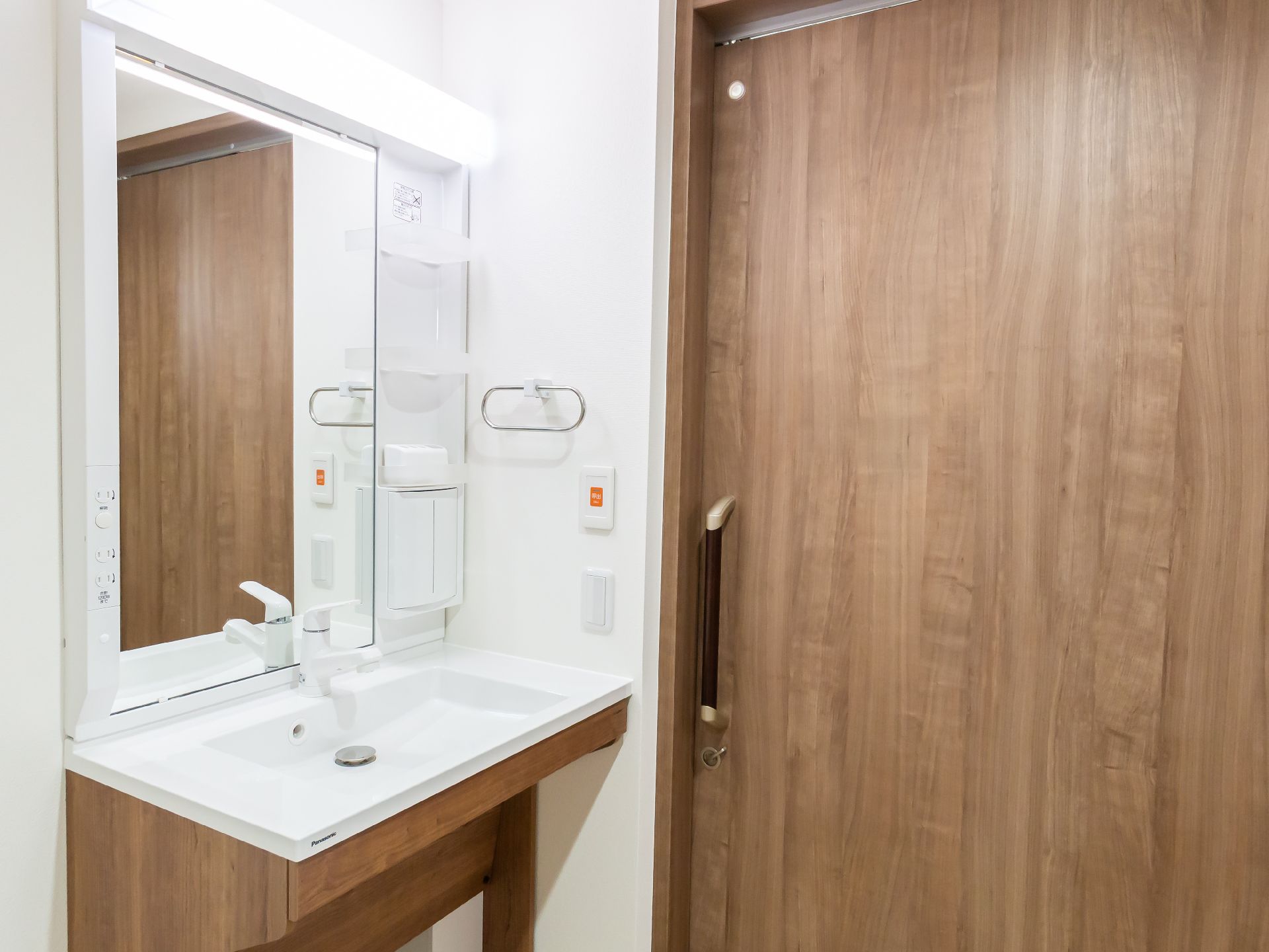 手すりが多数取り付けられ、滑りにくい床材が使われている浴室