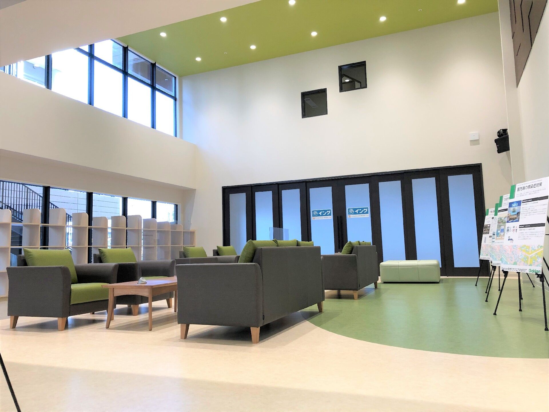 広いスペースの中央には何も置かれておらず、大きなガラス戸が設置され、近くにはパーテーションパのような大きな照明がある。