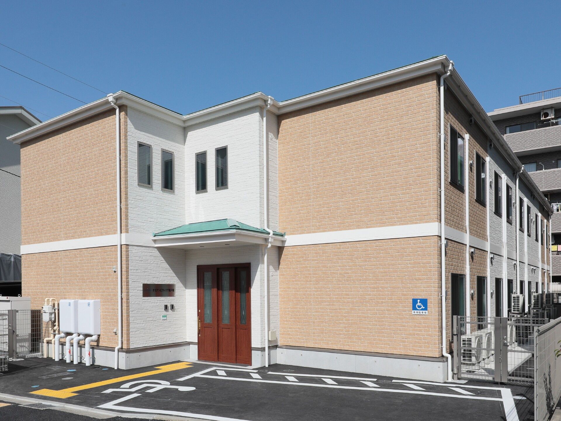 淡い色合いの建物の外観パース。施設として建てられた建物の外観