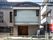 明るい外観の建物入口