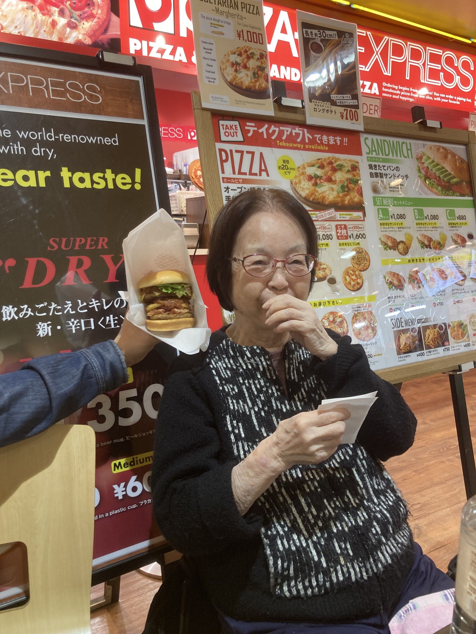 ピザ店で笑顔の女性
