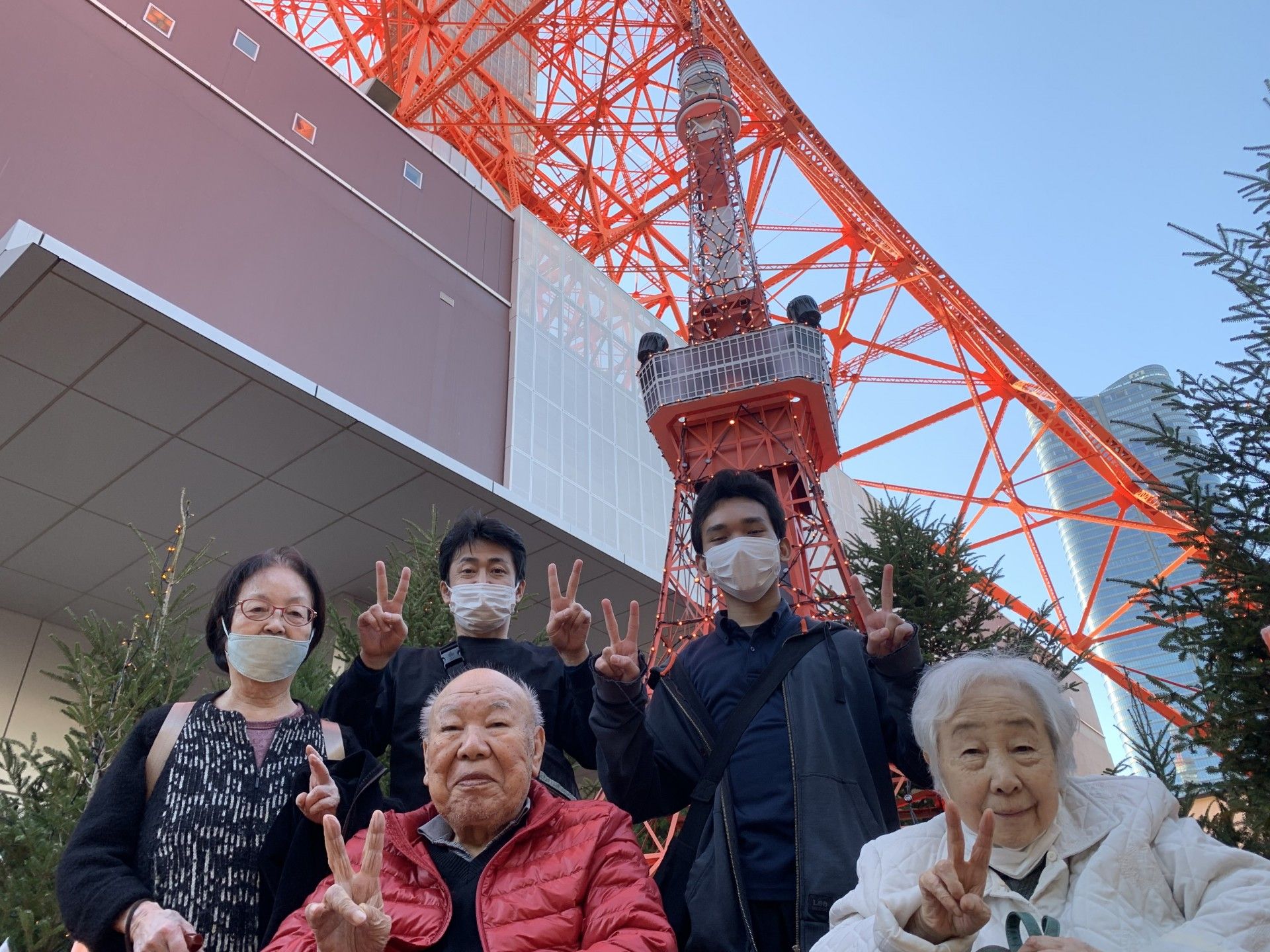 笑顔の集合写真タワー前
