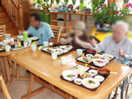 食事を楽しむ様子